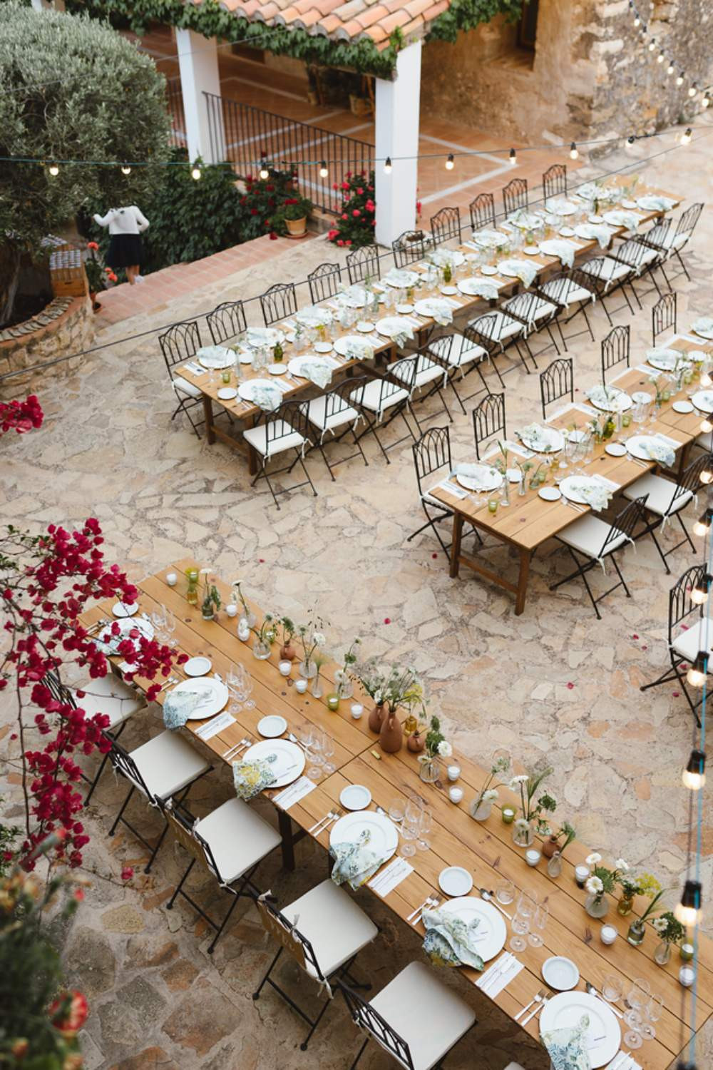Mesas largas decoradas con flores para una boda en Aldea Roqueta 
